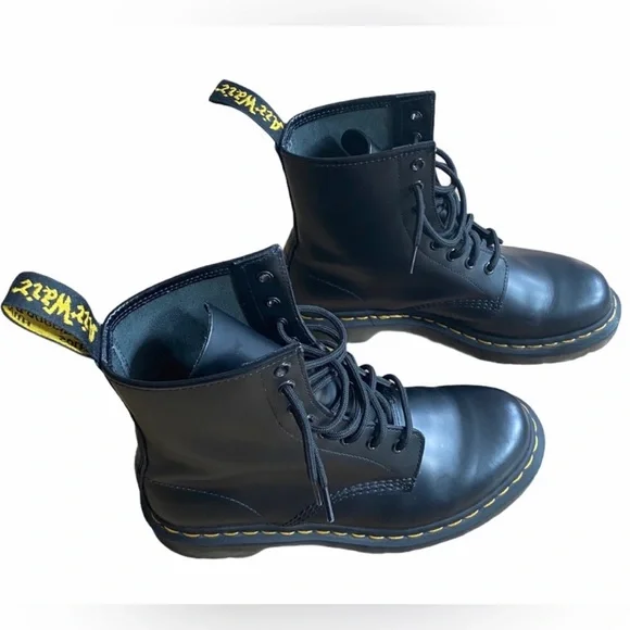 Dr. Martens 1460 Boots Sz 8 Smooth Leather
8 Eye - Picture 2 of 7